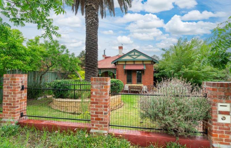 379 Rau St, East Albury, NSW 2640